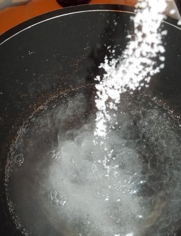 1. Этап. Баклажаны с гранатом: Вскипятите в кастрюльке белый винный уксус и посолите.