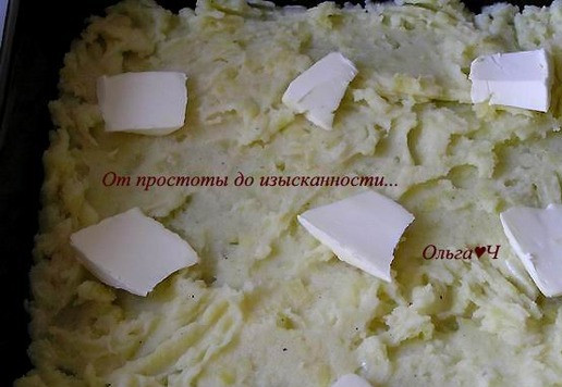 1. Этап. Пармантье с курицей и базиликом: Выложите половину картофельной массы в форму для запекания (у меня 19х19 см), смазанную маслом. Сверху разложите кусочки сливочного масла.