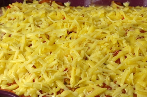 1. Этап. Свинина с овощами под соусом Бешамель: Затем снимаем фольгу и посыпаем свинину с овощами натертым на крупной терке сыром. Снова отправляем в духовку на 15 минут.