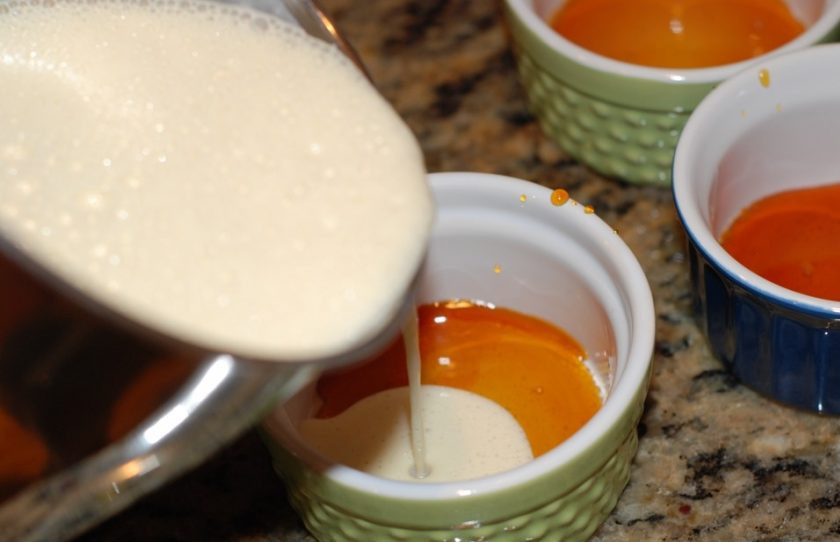 1. Этап. Нежный флан: 5. Готовую массу вылейте поверх карамели.