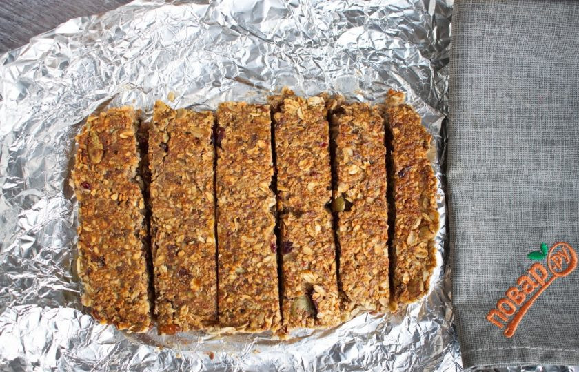 1. Этап. Энергетические батончики: Выпечку остудите немного, нарежьте на удобные для вас порции - прямоугольные батончики.