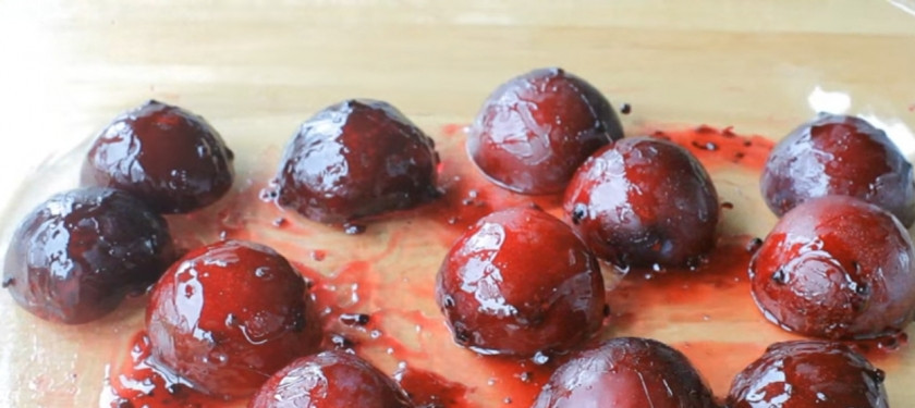 1. Этап. Ароматные хрустящие утиные ножки со сливами: 5. Для приготовления сливового соуса разрежьте сливы на две части, удалите у них косточки, добавьте две столовые ложки сливового джема (у меня – ежевичное варенье).