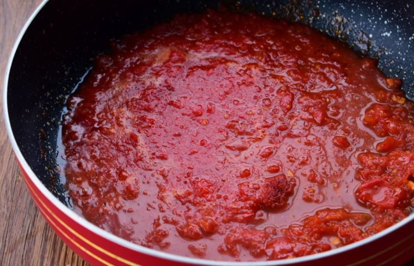 1. Этап. Томатная похлебка с рыбой и картофелем: В глубокой сковороде разогрейте растительное масло, обжарьте имзмельченный имбирь до появления аромата. Томаты очистите от кожицы и разомните. Влейте вместе с соком в сковороду и тушите в течение 3 минут. Добавьте воды (примерно 300 мл), соль, паприку. Доведите до кипения и готовьте на медленном огне в течение 5 минут.