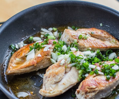 1. Этап. Курица в сметане с луком: Добавьте лук и жарьте вместе где-то 2-3 минуты.