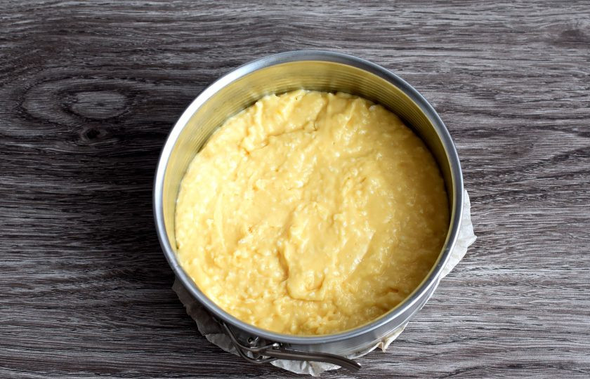 1. Этап. Торт «Экзотик»: Перелейте тесто в смазанную форму и выпекайте в прогретой до 180 градусов духовке до готовности. Критерий готовности стандартный – шпажка должна выйти из коржа сухой.