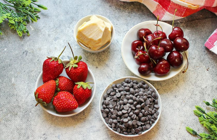 1. Этап. Летний торт: Подготовьте все необходимые ингредиенты, тем более что их нужно совсем немного. Клубника должна быть свежая, чистая, без единого пятнышка порчи, в идеале только сорванная с грядки. Черешню вымойте и разложите на полотенце, чтобы просохла.