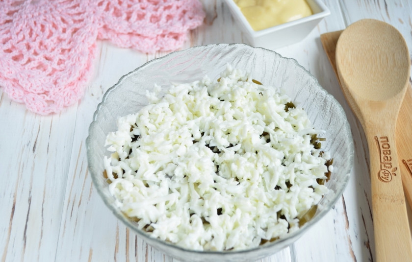 1. Этап. Салат на 8 Марта из морской капусты: Далее — слой тертых яичных белков, майонезная сеточка. Используйте крупную терку.