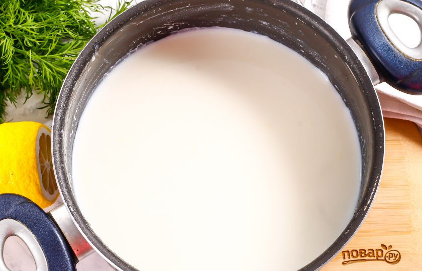 1. Этап. Домашний сыр из обрата: Обрат перелейте в глубокую емкость: кастрюлю или казан. Поместите емкость на плиту и доведите ее содержимое до кипения. Убавьте нагрев до минимального.