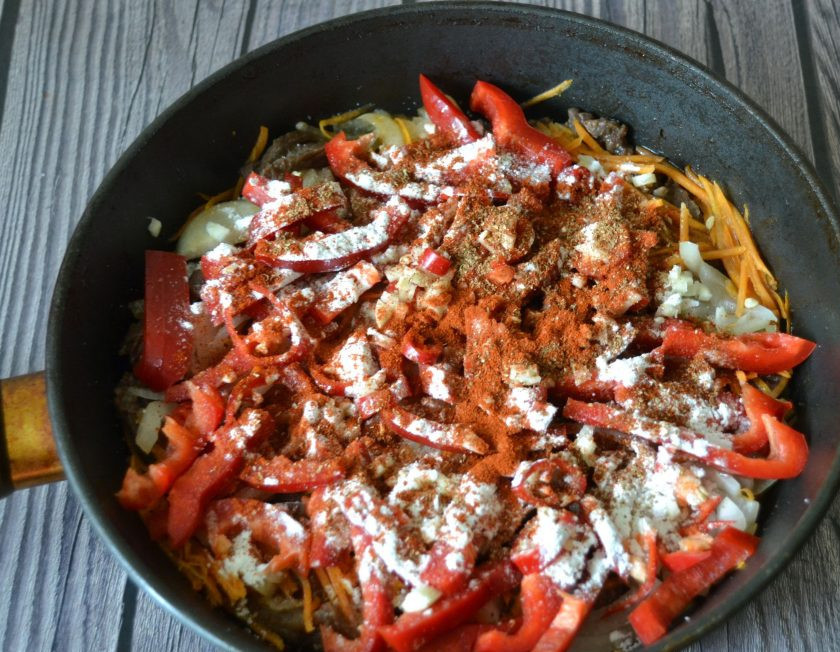 1. Этап. Мясо верёвочкой по-китайски: Добавьте специи: паприку, молотый перец чили, молотый кориандр, всыпьте крахмал и сахар.