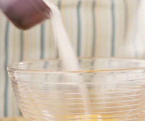 1. Этап. Семифредо с клубникой: К желткам добавляем сахар и ваниль.