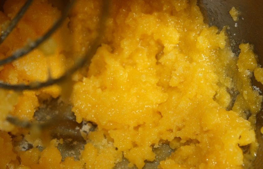 1. Этап. Апельсиновый бисквит: 4. Взбивайте на высокой скорости до образования светлой массы около 3 минут.