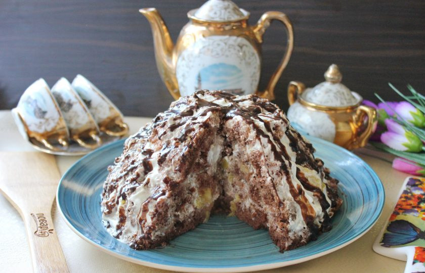 1. Этап. Торт Графские развалины с ананасами: Дайте торту несколько часов пропитаться и подавайте к столу.