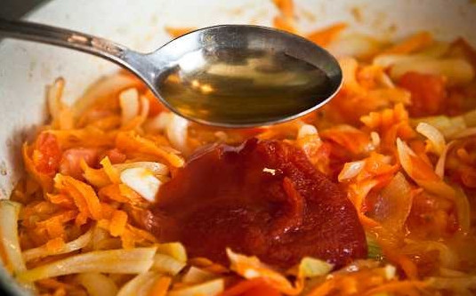 1. Этап. Рыба с овощами под маринадом: 6. Минут через 5 выложите томатную пасту и влейте уксус.