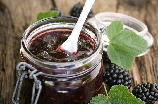 1. Этап. Варенье из шелковицы: 6. Вот и весь секрет, как приготовить варенье из шелковицы. Разлейте его по заранее простерилизованным баночкам и при желании закатайте (или просто остудите, накройте крышкой и уберите в холодильник). Приятного аппетита!