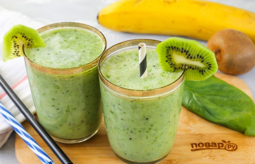 1. Этап. Смузи с бананом и киви: Перелейте полезный смузи в стаканы или чашки, подайте к столу с трубочками, украсив стенки емкостей нарезкой киви или банана.