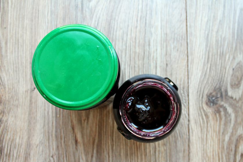 1. Этап. Варенье из черники и яблок: Разложите варенье по чистым, сухим банкам и закройте прокипяченными крышками.