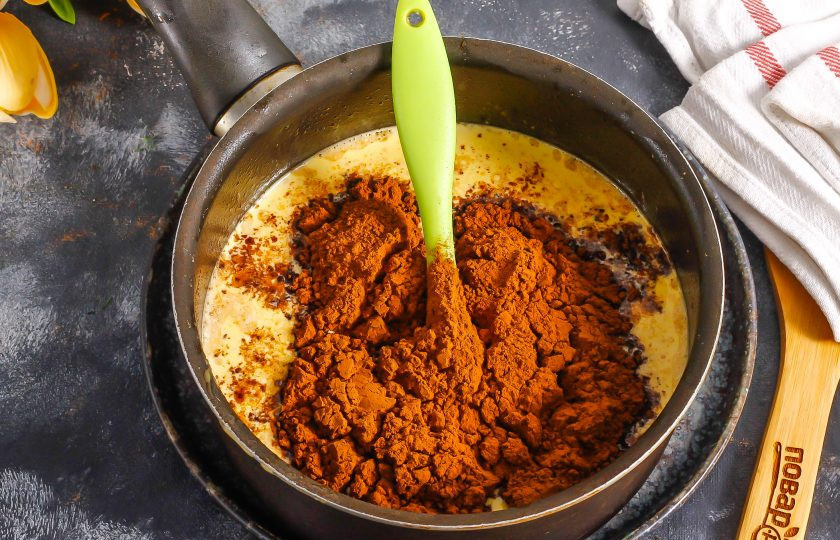 1. Этап. Шоколадный медовик: Всыпьте какао в порошке и вмешайте его в массу.