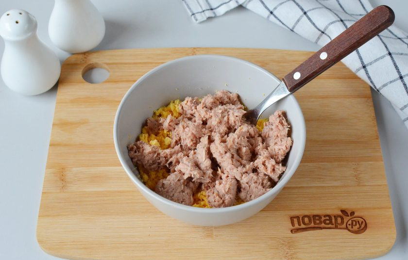 1. Этап. Фаршированные яйца Тигровые: Добавьте мясо тунца.