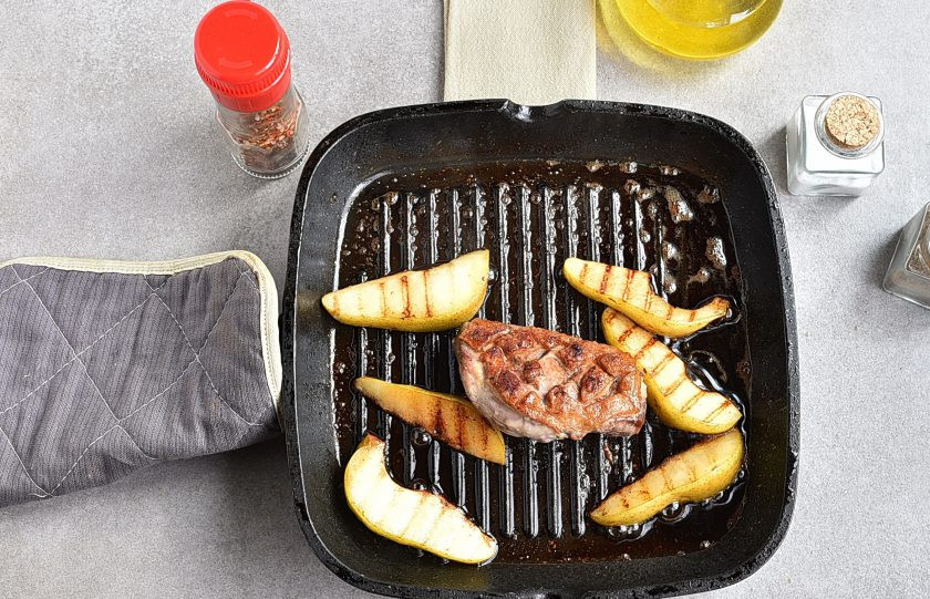 1. Этап. Салат из утки: Переверните филе и жарьте еще 5 минут. Затем добавьте ломтики груши средней толщины. Обжарьте грушу по паре минут с каждой стороны. Снимите филе и груши со сковороды и остудите.