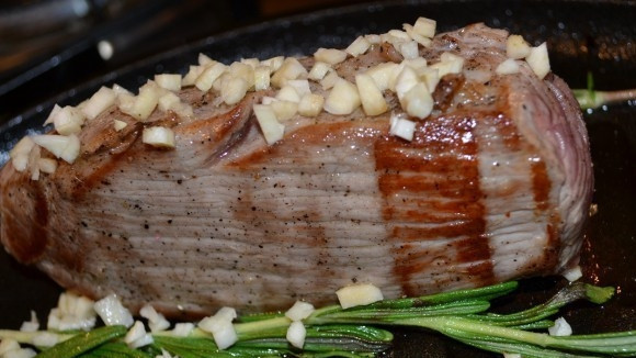 1. Этап. Говядина с розмарином: 2. Перекладываем в форму для выпечки, подкладываем под мясо веточки розмарина, а сверху посыпаем измельченным чесноком.Отправим запекаться в духовку, разогретую до 180 градусов примерно на час.