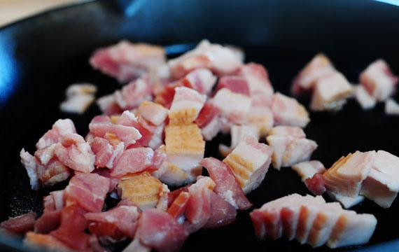 1. Этап. Маринованные куриные грудки с медовым соусом: 4. Сделать соус. Обжарить нарезанный кубиками бекон в тяжелой сковороде до легкой хрустящей корочки. Выложить готовый бекон на бумажные полотенца и дать стечь жиру.