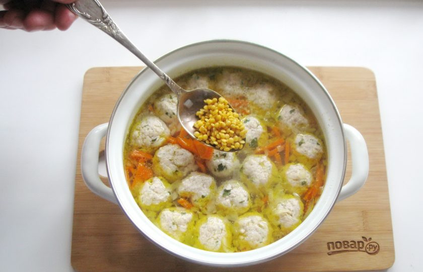 1. Этап. Суп с желтой чечевицей: Через 20 минут добавьте желтую чечевицу, которую предварительно помойте.