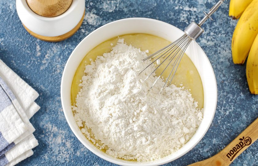 1. Этап. Банановые маффины на кефире: Перемешайте и добавьте муку.