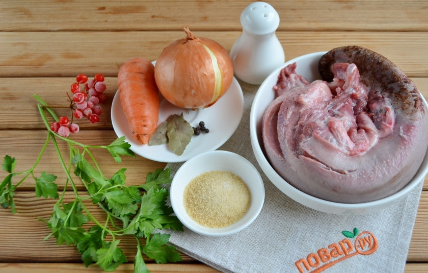 1. Этап. Заливное из языка на Новый Год: Для украшения заливного можно использовать вареные яйца, горошек, консервированную кукурузу, ягоды и зелень. Приступим! Язык тщательно вымойте и поскребите ножом, срежьте с него место печати (если есть).