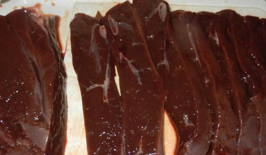 1. Этап. Говяжья печень, тушенная с луком: Печень помойте и очистите от пленок. Нарежьте крупными кусками. Затем отбейте для лучшей мягкости.