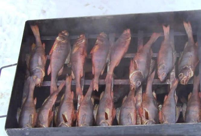 1. Этап. Окунь в коптильне: По истечению времени снимите коптильню с огня, дайте ей немного остыть и открывайте. Готовый копченый окунь послужит отличной закуской к пиву.