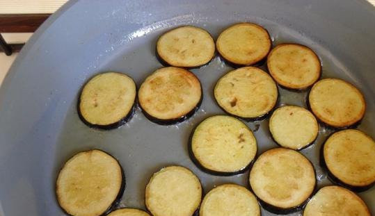 1. Этап. Острые баклажаны по-грузински: Обжариваем баклажаны на растительном масле до золотистой корочки. Соль по вкусу.