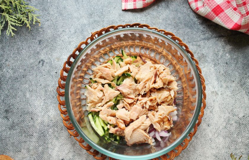 1. Этап. Салат с сыром, огурцом и тунцом: С тунца слейте жидкость и разомните вилкой и добавьте к овощам. Все посолите и перемешайте.