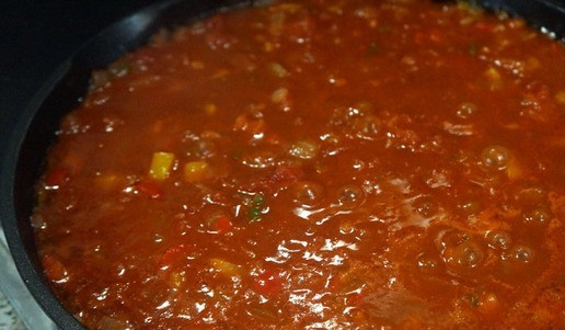 1. Этап. Чахохбили из индейки: Добавить жгучий перец, оставшуюся паприку, размешать, тушить еще минут 5.