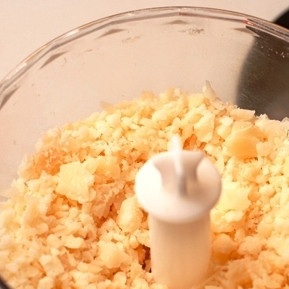 1. Этап. Фокачча с сыром и базиликом: У вас получится очень красивая сырная крошка.