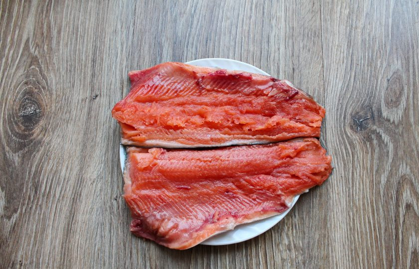 1. Этап. Форель под шубой в духовке: У форели удалите голову, плавники, чешую и внутренности. Вымойте и обсушите. Сделайте филе и удалите все кости.