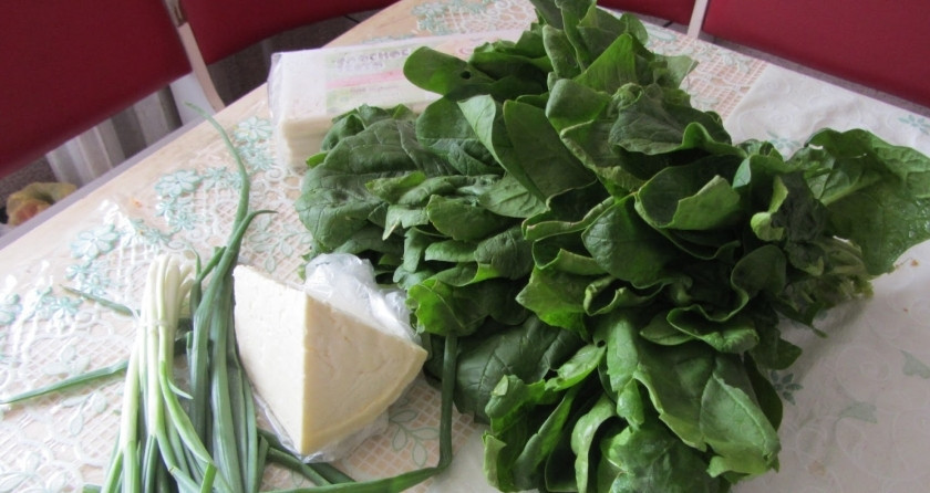 1. Этап. Слоеный пирог со шпинатом: Подготовим необходимые ингредиенты для приготовления вкуснейшей начинки.