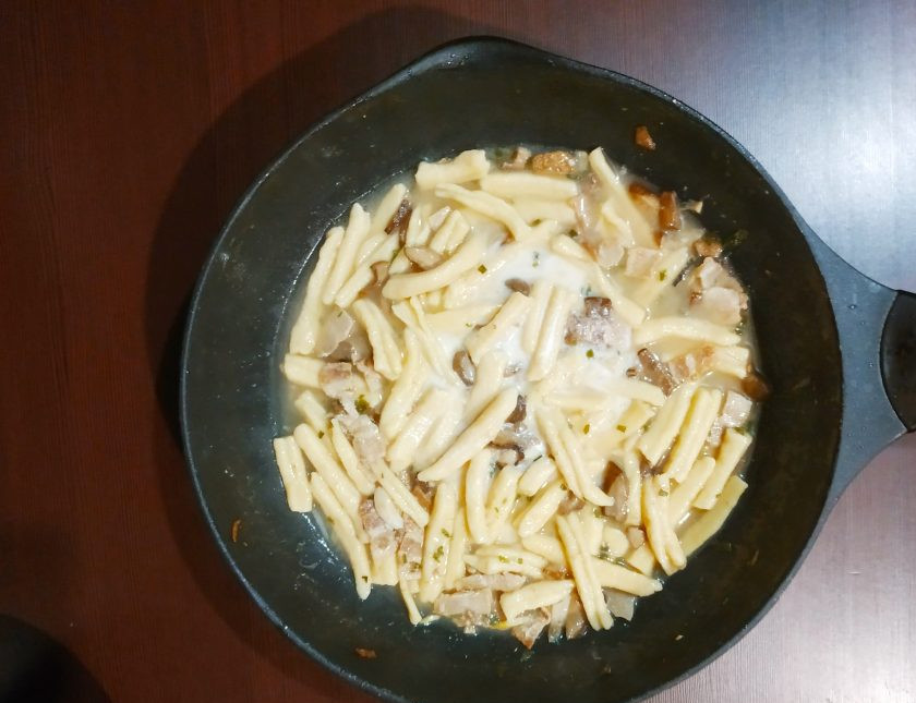 1. Этап. Казаречче с беконом и грибами: Когда все зарумянится, добавьте пасту на сковороду и обжарьте все вместе, чтобы паста взяла вкус и аромат. Затем влейте вино и сливки.