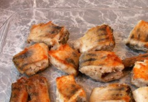 1. Этап. Рыба под маринадом из тушеных овощей: Перекладываем рыбу в форму для запекания.