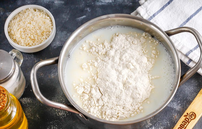 1. Этап. Кокосовый блинный торт: Добавьте пшеничную муку и взбейте еще раз.