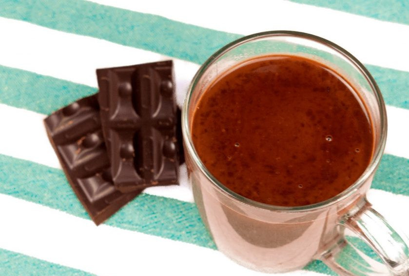 1. Этап. Домашний горячий шоколад: 3. Далее добавьте шоколадную крошку и хорошо перемешайте. Поставьте смесь на огонь и прогрейте, чтобы растаял шоколад. Украсьте взбитыми сливками по желанию. Приятного аппетита!