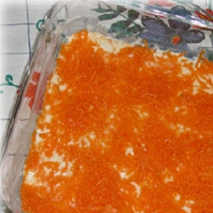 1. Этап. Творог с морковью: 8. Сверху творога выложить часть моркови.