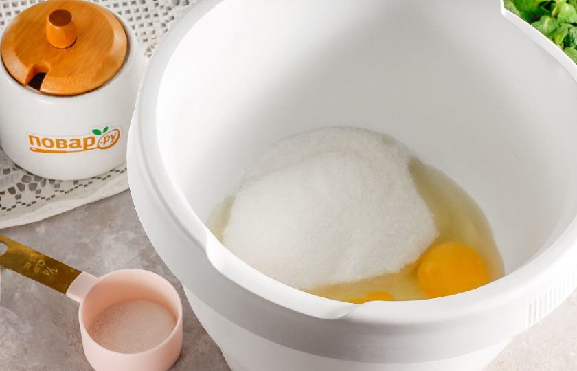 1. Этап. Идеальный бисквит: Вбейте куриные яйца в емкость миксера или кухонного комбайна. Всыпьте ванильный сахар, соль и сахарный песок. Взбейте все в течение 3-4 минут на высокой скорости техники. Желательно не переусердствовать и не взбивать большее количество времени, так как яичная масса может расслоиться.