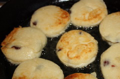 1. Этап. Сырники с вишней: 3. Теперь формируем лепешки и обжариваем сырники с двух сторон на масле.