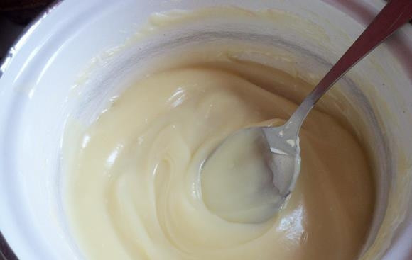 1. Этап. Конфеты Коровка (оригинальный рецепт): Смесь должна загустеть и приобрести кремовый оттенок.