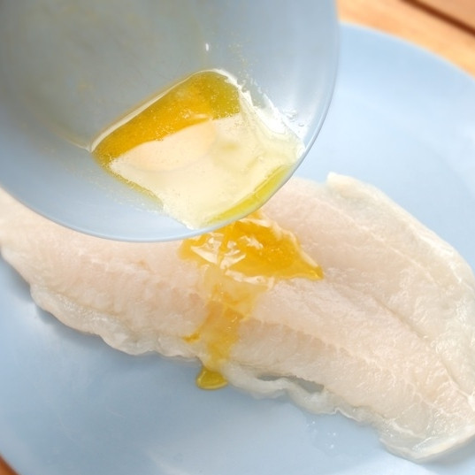 1. Этап. Филе трески на сковороде: Растопленным сливочным маслом полить филе трески.