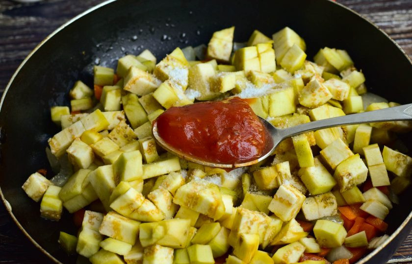 1. Этап. Баклажанная икра как магазинная: Добавьте томатную пасту.