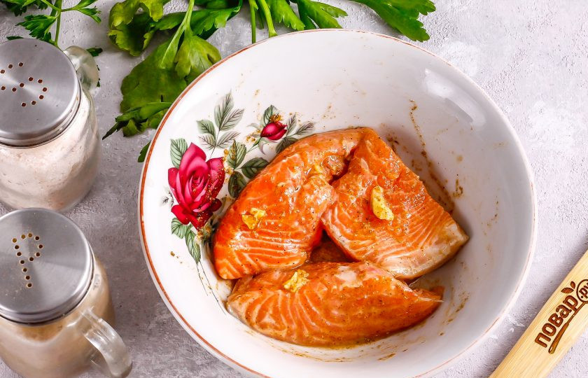 1. Этап. Лосось по-тайски: Выложите в приготовленный маринад ломтики лосося и переверните их несколько раз, слегка прижимая, чтобы маринад впитался в рыбную мякоть. Оставьте на 20-30 минут для маринования.