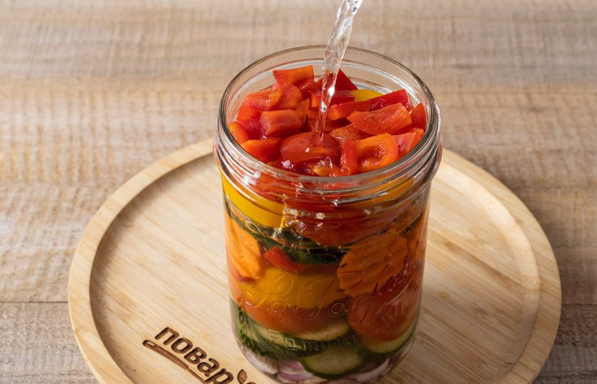 1. Этап. Салат «Лето в банке»: Заполните банку горячим уксусом. Прикройте крышкой.