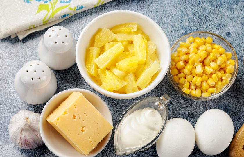 1. Этап. Салат с ананасом, сыром и кукурузой: Подготовьте все ингредиенты. Яйца заранее отварите и дайте остыть.