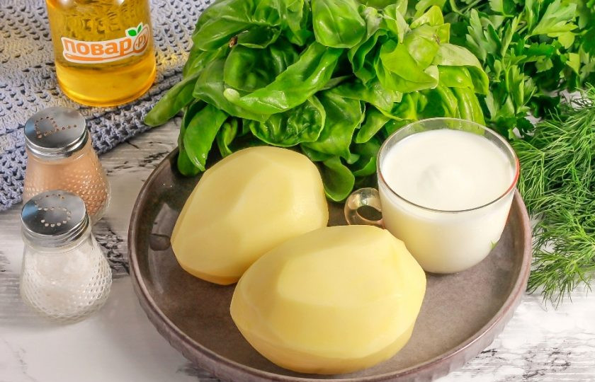 1. Этап. Картофельное пюре с йогуртом и базиликом: Подготовьте указанные ингредиенты. Картофель очистите от кожуры и промойте в воде. Вырежьте червоточинки, если они присутствуют на клубнях.